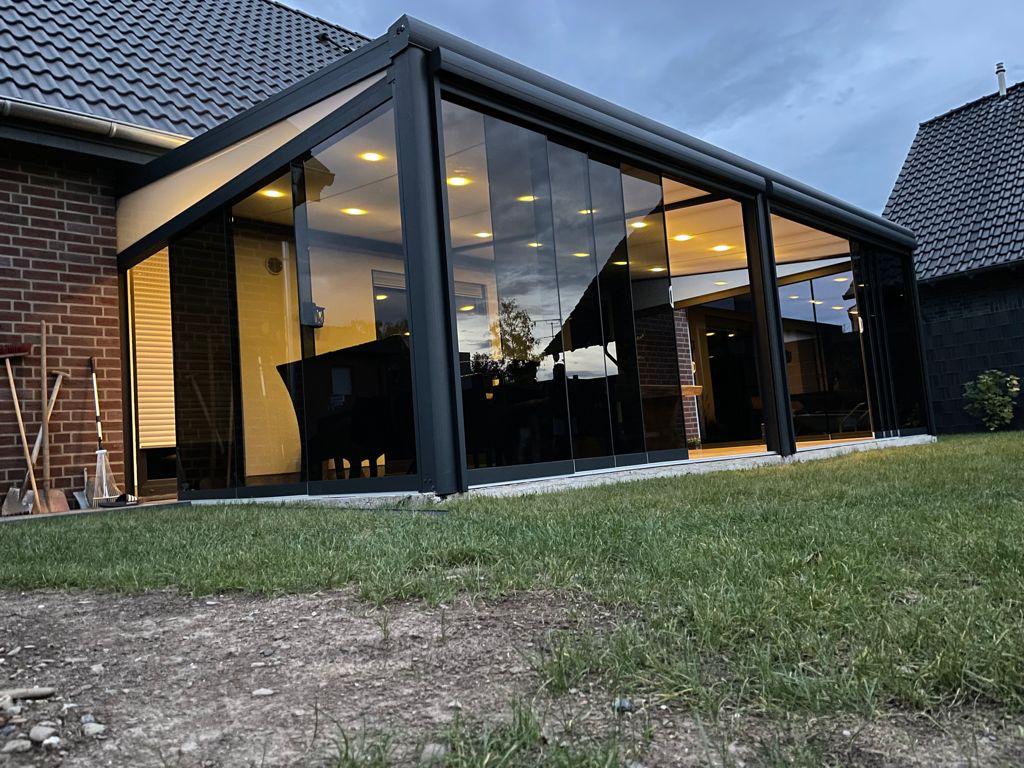 Terrassenüberdachung mit getöntem Glas